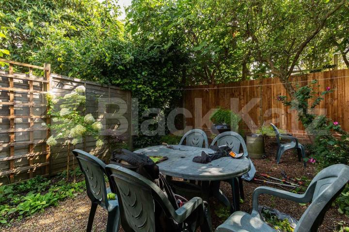 whole house with 2 receptions and 6 large bedrooms  Burgoyne Road, Harringay - Hornsey 